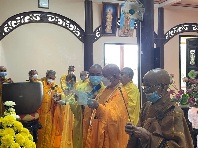 Chư tôn đức thực hiện các nghi thức lễ nhập kim quan theo thiền môn xứ Huế Chư tôn đức thực hiện các nghi thức lễ nhập kim quan theo thiền môn xứ Huế