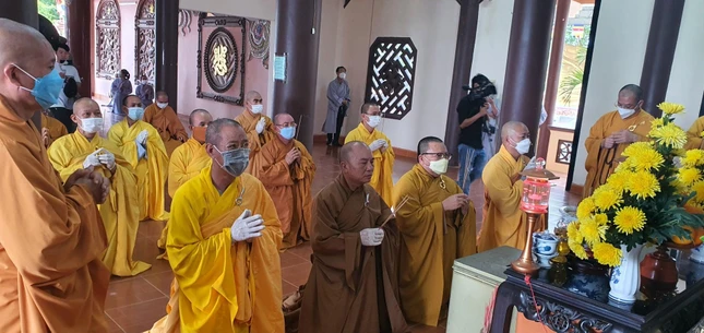 Môn đồ pháp quyến đảnh lễ Giác linh Hòa thượng Môn đồ pháp quyến đảnh lễ Giác linh Hòa thượng