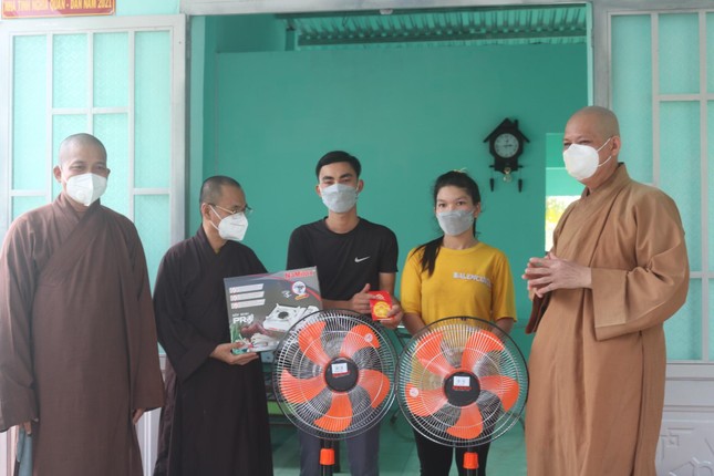 Ban Trị sự huyện Đức Hòa tặng quà đến gia đình