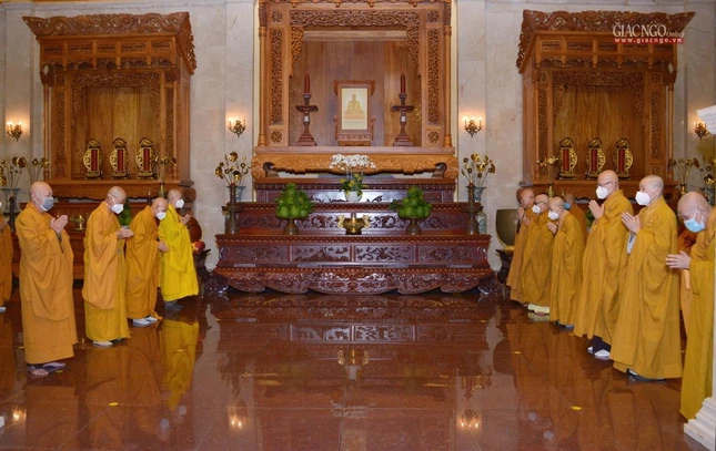 Đảnh lễ chư Tổ sư tại Tổ đường Việt Nam Quốc Tự