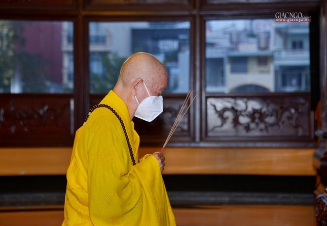 Trưởng lão Hòa thượng Thích Trí Quảng niêm hương Tam bảo