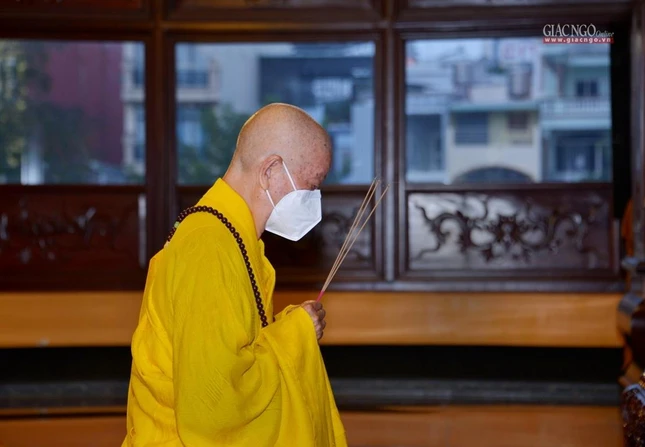 Trưởng lão Hòa thượng Thích Trí Quảng niêm hương Tam bảo