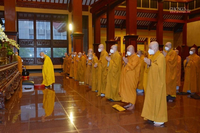 Đại chúng đảnh lễ Tam bảo