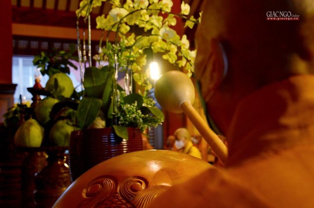 Bố-tát, thính giới định kỳ nhằm nhắc lại những lời Phật dạy