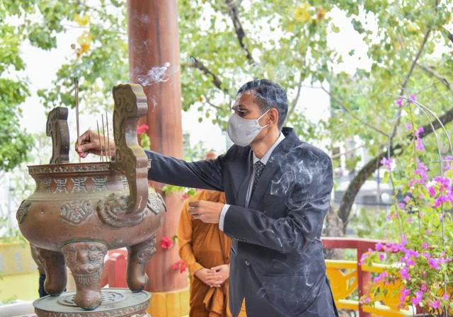 Ông Varadan Kumar, Tùy viên Quốc phòng Ấn Độ tại Hà Nội thắp hương tại chùa Tam Bảo