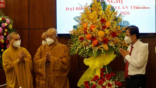 Ông Nguyễn Ngọc Xuân, Phó Chủ tịch UBND huyện Cần Giờ tặng hoa chúc mừng