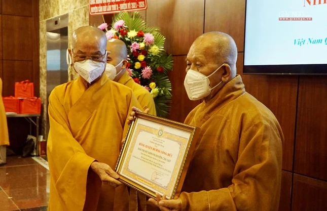 Thượng tọa Thích Giác Huệ nhận Bằng tuyên dương công đức của Ban Trị sự GHPGVN TP.HCM