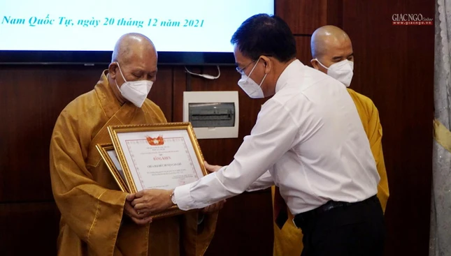 Ông Nguyễn Duy Tân trao Bằng khen đến Thượng tọa Thích Giác Huệ