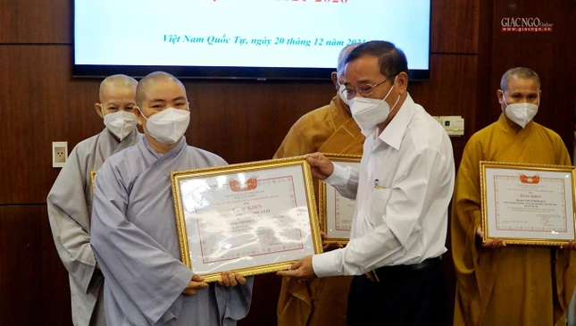 Ông Nguyễn Trung Thành trao Bằng khen của Ủy ban MTTQVN TP.HCM