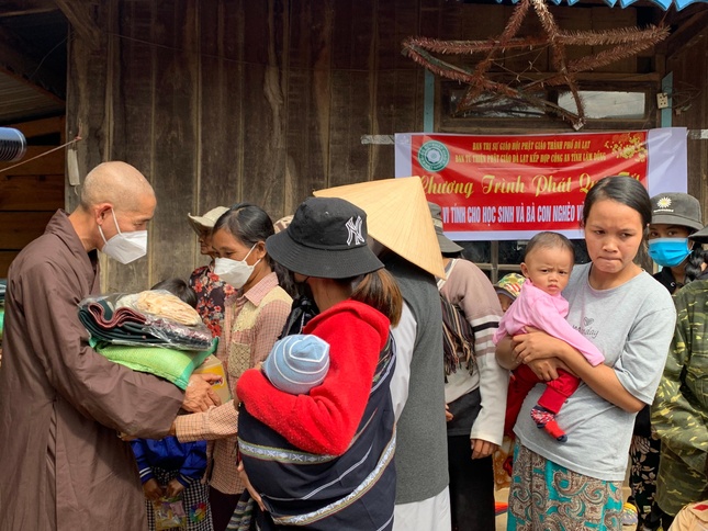 Trai quà đến những hộ dân hai thôn Cha Răng Hao và thôn BLa'H xã Tà Năng