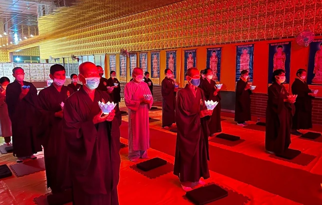 Phật tử thắp nến trong lễ hoa đăng vía Đức Phật A Di Đà