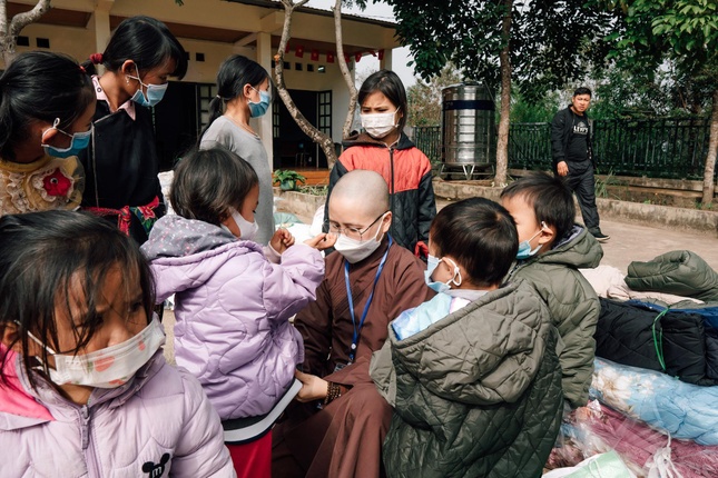 Trao áo ấm cho học sinh