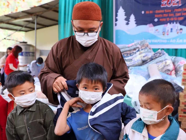 “Hơi ấm mùa Đông” đến với các em học sinh vùng cao “Hơi ấm mùa Đông” đến với các em học sinh vùng cao
