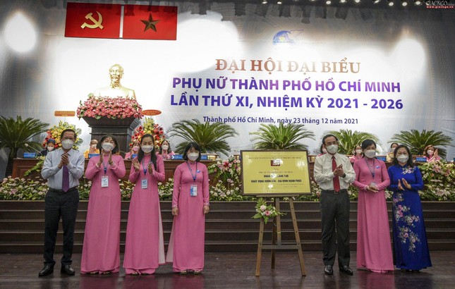 Lãnh đạo TP trao tặng quà kỷ niệm đến Ban Chấp hành Hội