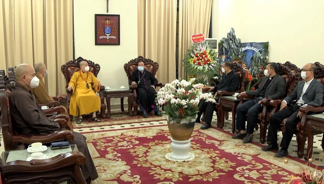 Chư tôn đức Trung ương GHPGVN thăm và chúc mừng Giáng sinh tại Tòa Tổng giám mục Hà Nội