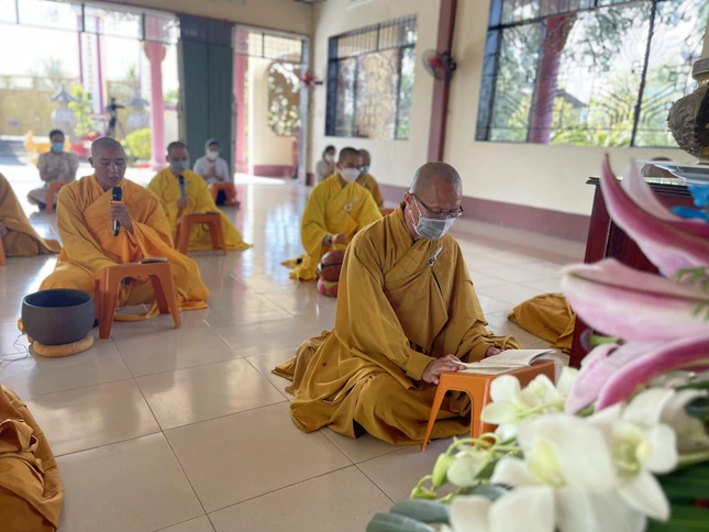 Chư Tăng và Phật tử đạo tràng trang nghiêm tổ chức tụng kinh A Di Đà