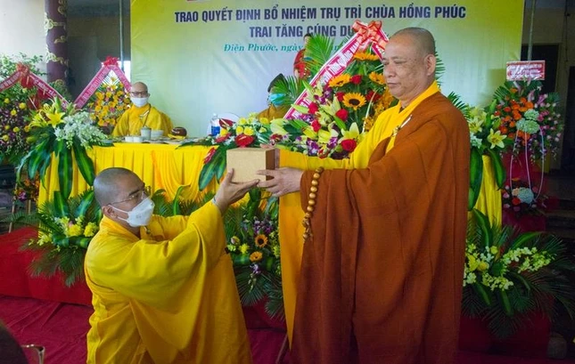 Hoà thượng Thích Phước Minh, Phó trưởng Ban Trị sự tỉnh trao khuôn dấu chùa Hồng Phúc đến Đại đức tân trụ trì