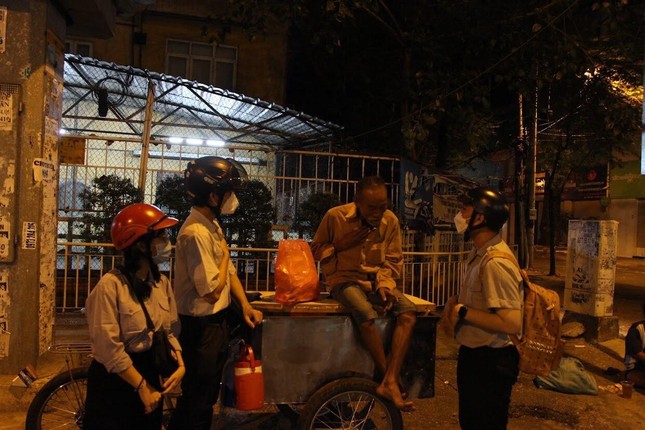 Các bạn đoàn sinh thăm hỏi với những mảnh đời kém mai mắn