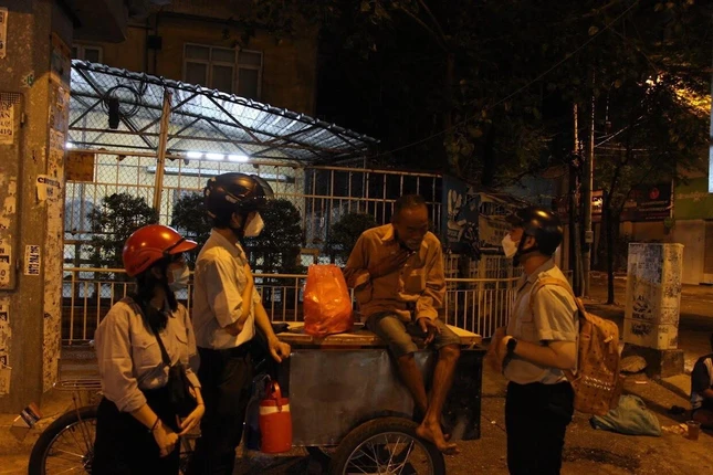 Các bạn đoàn sinh thăm hỏi với những mảnh đời kém mai mắn