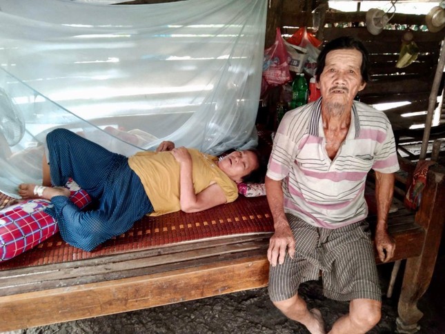 Bà Tuyết bị bệnh tai biến liệt nửa người bên trái