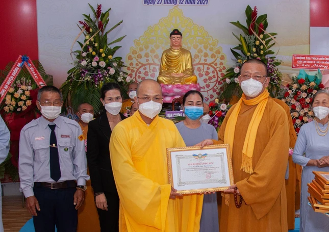 Thượng tọa Thích Quảng Tuấn trao Bằng tuyên dương công đức đến Đại đức Thích Nhuận Thái, Trưởng ban Trị sự GHPGVN huyện Krông Nô khóa I