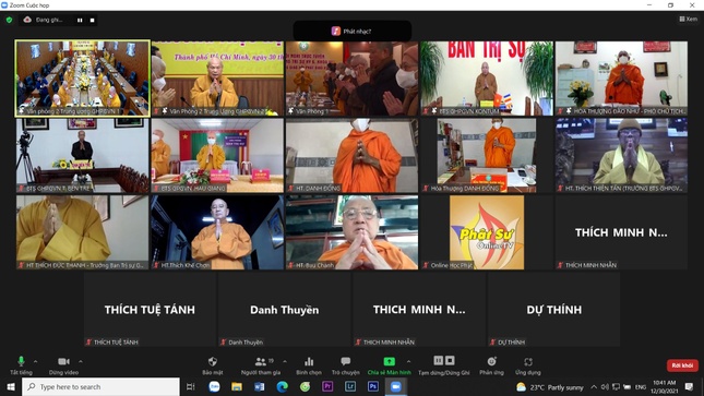 Chư tôn đức nhất tâm thực hiện nghi thức suy tôn Quyền Pháp chủ GHPGVN tại hội nghị trực tuyến