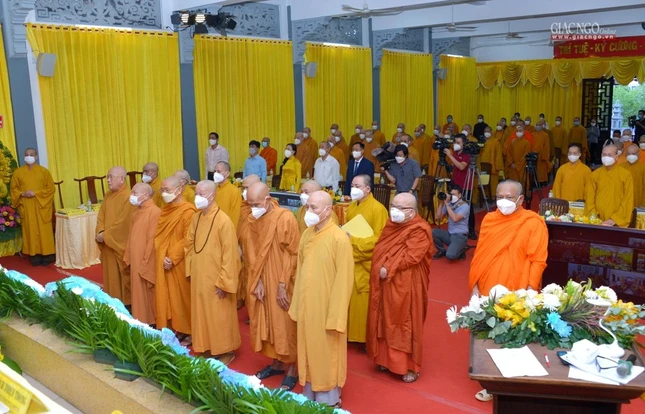 Nghi thức chào Quốc kỳ, Đạo kỳ, dành một phút mặc niệm Đức Đệ tam Pháp chủ GHPGVN - Đại lão Hòa thượng Thích Phổ Tuệ