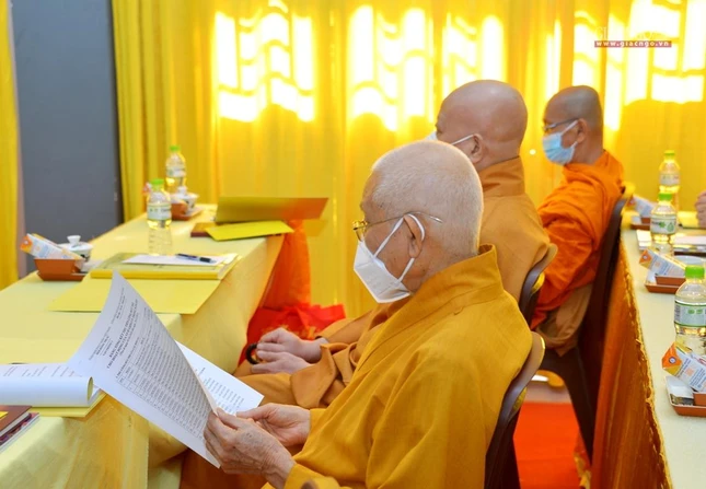 Đại biểu tham khảo tài liệu hội nghị