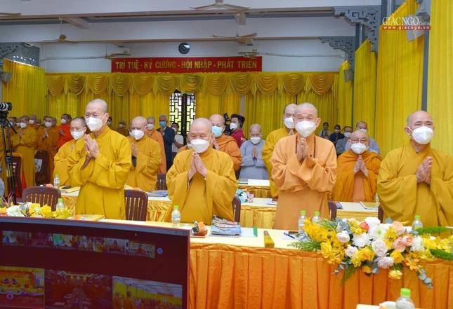 Chư tôn đức tham dự thực hiện nghi thức suy tôn Quyền Pháp chủ GHPGVN