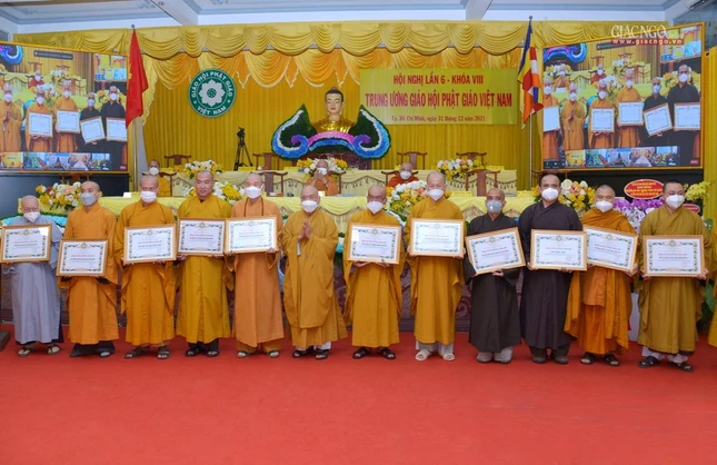 Chư tôn đức các Ban, Viện Trung ương nhận Bằng tuyên dương công đức