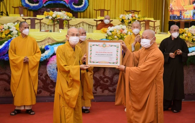 Đơn vị Giáo hội TP.HCM nhận Bằng tuyên dương công đức