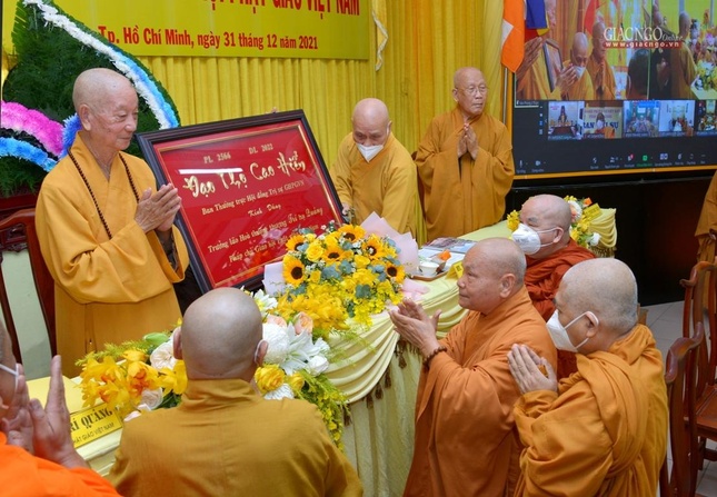 Dâng bảng "Đạo thọ cao hiển" đến Đức Quyền Pháp chủ GHPGVN