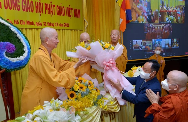 Ông Trà Quang Thanh đại diện lãnh đạo Ban Tôn giáo Chính phủ trao hoa chúc mừng Trưởng lão Hòa thượng Thích Trí Quảng vừa suy tôn Quyền Pháp chủ GHPGVN
