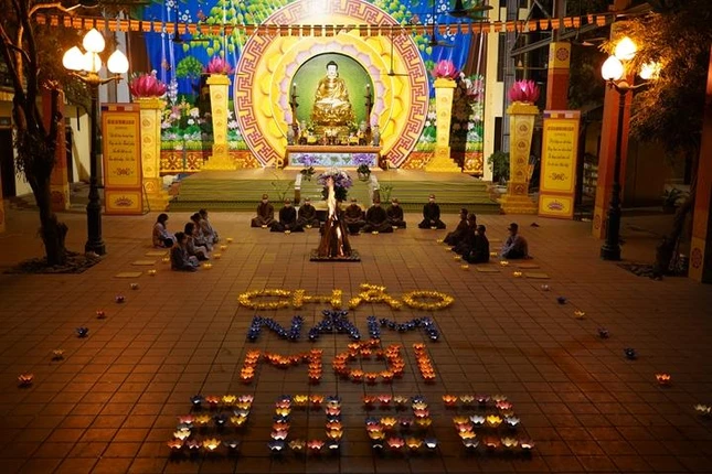 Chùa Bằng đón năm mới với những ngọn hoa đăng cầu nguyện bình an