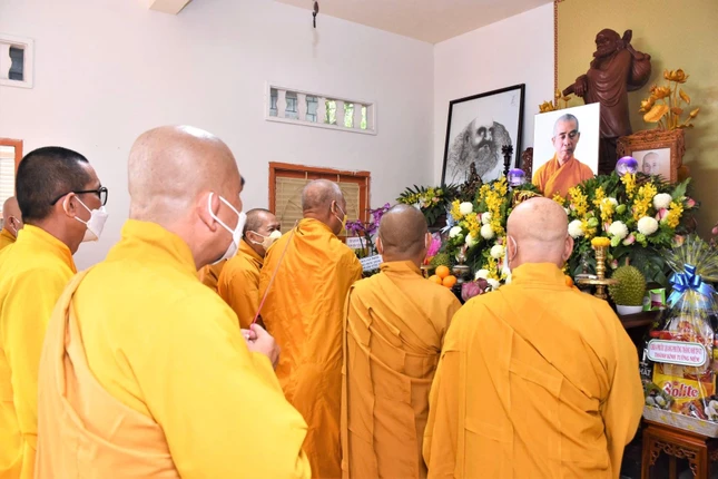 Niêm hương tưởng niệm Đại tường Hòa thượng Thích Huệ Chơn