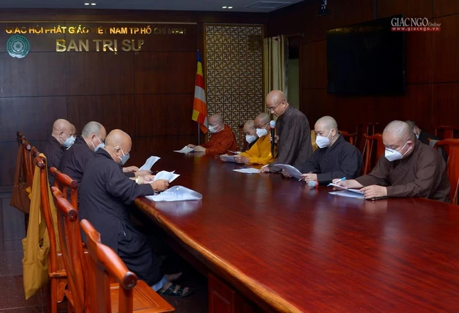 Thượng tọa Thích Thiện Quý ghi nhận các ý kiến đóng góp tại buổi họp