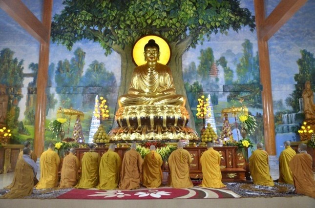 Chư tôn đức thực hiện nghi thức an vị tôn tượng Đức Bổn Sư Thích Ca tại chánh điện