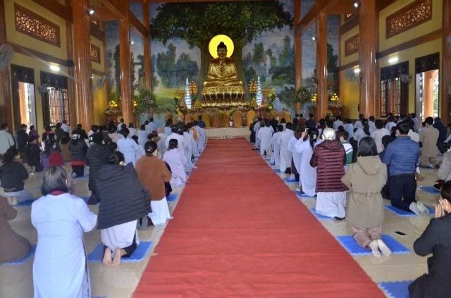 Phật tử về chùa cầu nguyện