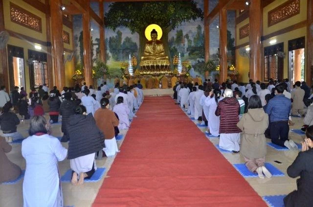 Phật tử về chùa cầu nguyện