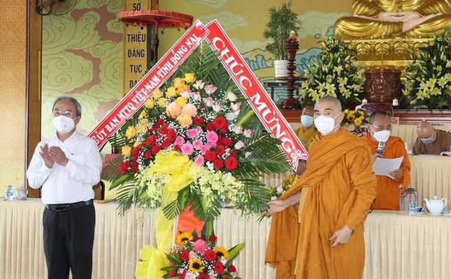 Lãnh đạo Ủy ban MTTQVN tỉnh Đồng Nai tặng lẵng hoa chúc mừng hội nghị Lãnh đạo Ủy ban MTTQVN tỉnh Đồng Nai tặng lẵng hoa chúc mừng hội nghị