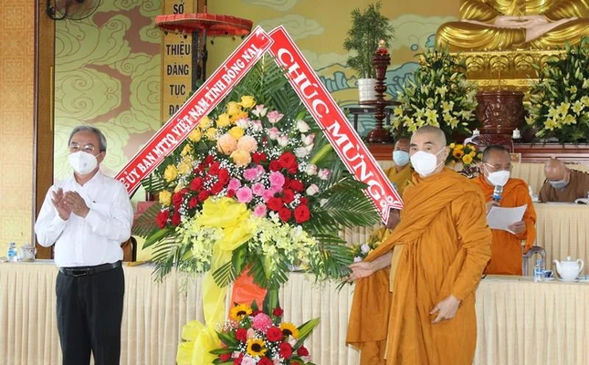 Lãnh đạo Ủy ban MTTQVN tỉnh Đồng Nai tặng lẵng hoa chúc mừng hội nghị