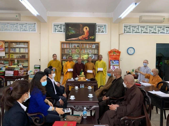 6 vị Tăng tình nguyện trụ trì 6 ngôi chùa huyện đảo Trường Sa