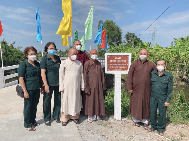 Chụp ảnh lưu niệm tại cây cầu kênh Hành Chính