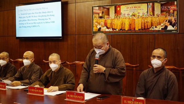 Thượng tọa Thích Trung Nguyện trình chương trình buổi họp Thượng tọa Thích Trung Nguyện trình chương trình buổi họp