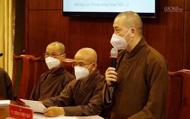 Thượng tọa Thích Quang Thạnh báo cáo công tác khen thưởng cuối năm