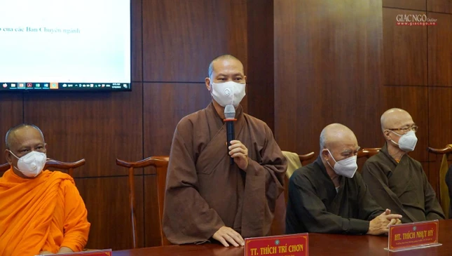 Thượng tọa Thích Trí Chơn báo cáo hoạt động của Ban Văn hóa