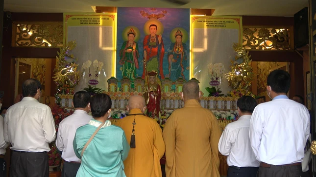 Chư tôn đức và đại diện các cơ quan niêm hương tưởng niệm đồng bào tử vong trong dịch bệnh Covid-19