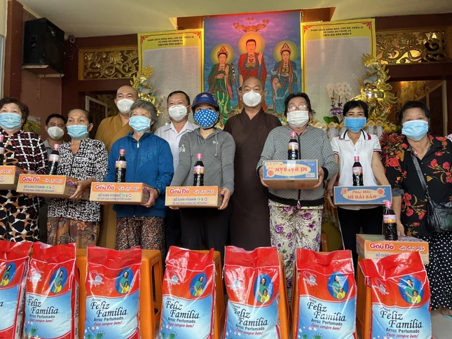 Chùa Vạn Liên tổ chức tặng 600 phần quà gồm Tết đến bà con nghèo