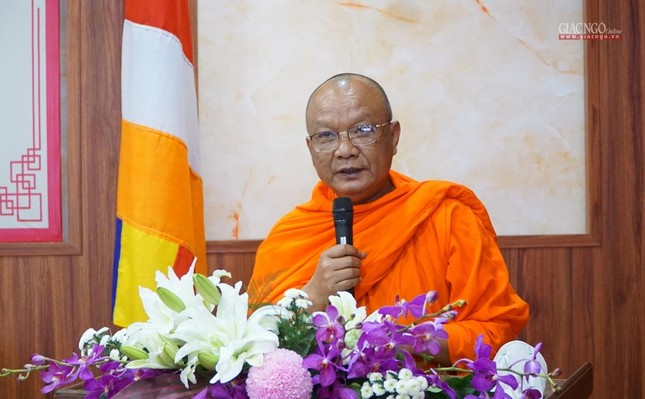 Thượng tọa Lý Hùng với chủ đề "Thực trạng công tác đào tạo, giáo dục của chư Tăng Phật giáo Nam tông Khmer vùng Tây Nam Bộ hiện nay"