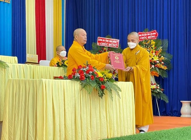 Hòa thượng Thích Viên Thanh trao Bằng tốt nghiệp đến Tăng sinh